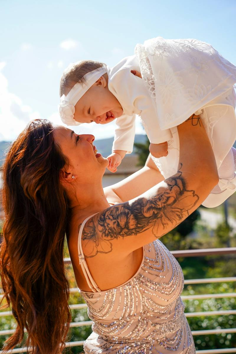 Emilia en brazos de su mamá
